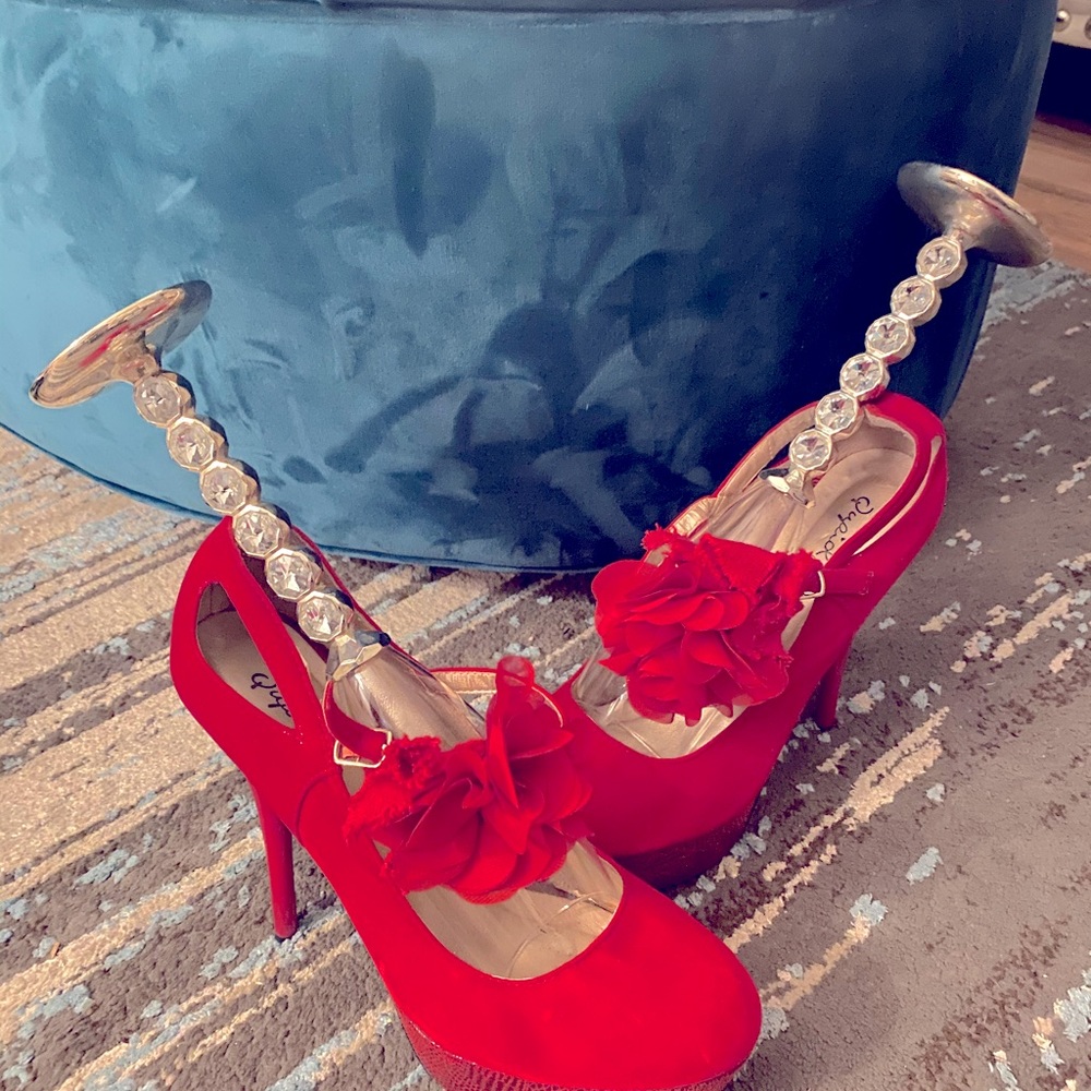 Qupid Size 9 Hot Red Heels with Bow